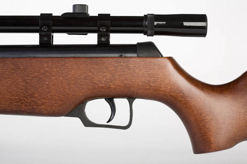 无人,横图,室内,特写,白天,白色背景,正面,竞争,静物,一把,对抗,冲突,木制,枪支,棕色,破坏,黑色,木制品,武器,战争,摄影,手枪,影棚,损坏,攻击,威胁,对立,矛盾,兵器,防御,枪械,来福枪,来复枪,弹夹,敌对,挫败,斗争,抗拒,抗衡,杀伤,威慑,子弹夹,危险,彩图,影棚拍摄,拍摄