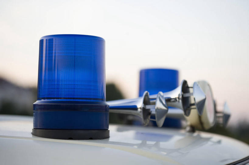 无人,横图,室外,特写,白天,正面,汽车,警车,照明,一辆,朦胧,模糊,灯光,车,灯,蓝色,天空,灯具,交通工具,天,照亮,照明设备,载具,应急灯,巡逻车,彩图