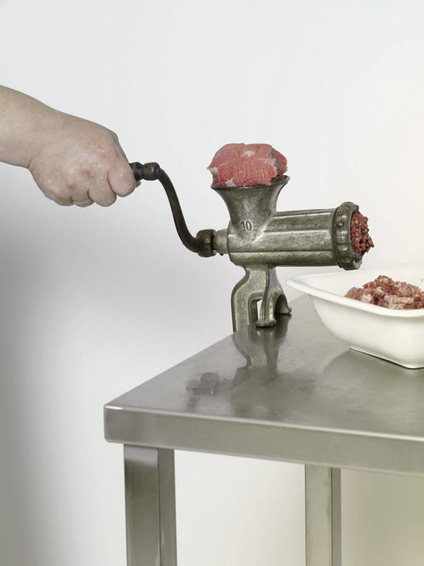 西方人,手,一个人,竖图,室内,特写,白天,白色背景,正面,机器,厨房,桌面,桌子,金属制品,欧洲,欧洲人,仅一个年轻女性,仅一个女性,仅一个人,握,阴影,反射,金属,影子,肉,肉类,一个,手部,机械,握着,摄影,影棚,单个,单手,肉食,绞肉机,年轻女性,女人,女性,白种人,半身,彩图,影棚拍摄,拍摄,灶间,厨房料理台,料理台