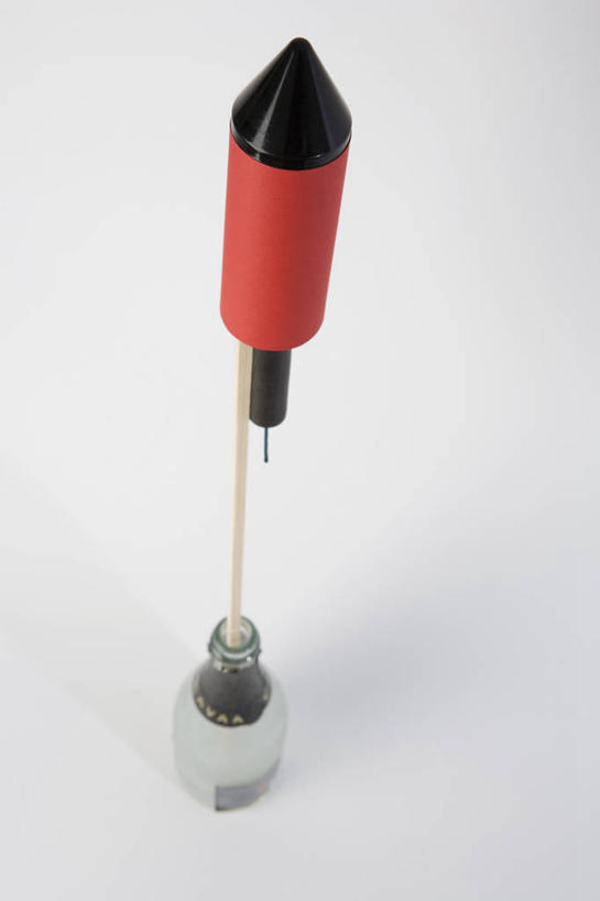 无人,竖图,俯视,室内,特写,白天,白色背景,火箭,航天,科技,静物,阴影,反射,科学,影子,一个,模型,瓶子,塑料制品,塑料瓶,运输,摄影,影棚,单个,载具,彩图,高角度拍摄,影棚拍摄,拍摄