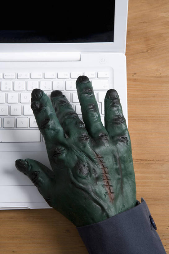 西方人,手,一个人,竖图,俯视,室内,特写,白天,电脑,笔记本电脑,桌面,桌子,欧洲,欧洲人,仅一个男性,仅一个人,仅一个中年男性,敲打,阴影,反射,网络,木制,影子,输入,通讯设备,木制品,打字,手部,单手,点击,一台,敲击,无线,通信设备,无线网络,伪装,无线上网,便携式电脑,妖怪,假装,按键,手提电脑,男人,男性,中年男性,白种人,半身,彩图,高角度拍摄