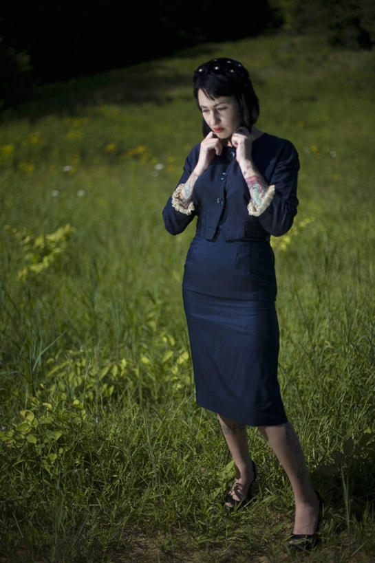 西方人,一个人,站,竖图,室外,白天,正面,裙子,草地,草坪,植物,欧洲,欧洲人,仅一个女性,仅一个人,连衣裙,注视,草,蓝色,绿色,观察,看,站着,仅一个中年女性,观看,悲伤,察看,伤心,关注,孤苦,伶仃,孤单,孤独,女人,女性,中年女性,白种人,站立,彩图,全身