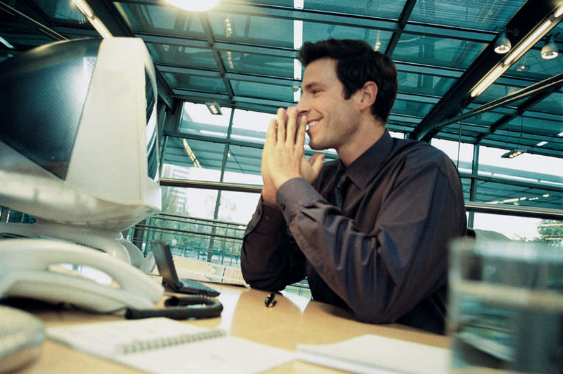 西方人,一个人,商务人士,商务男性,办公室,坐,笑,微笑,横图,室内,白天,仰视,衬衫,电脑,显示器,鼠标,键盘,家具,桌子,杯子,椅子,欧洲,欧洲人,仅一个男性,仅一个人,仅一个中年男性,阴影,套装,朦胧,模糊,光线,网络,材料,档案,文件,影子,办公桌,灯光,注视,输入设备,通讯设备,玻璃制品,会议椅,水杯,资料,观察,看,台式电脑,观看,办公椅,察看,关注,文档,通信设备,商务装,工薪阶层,输出设备,办公家具,商务椅,培训椅,男人,男性,中年男性,白种人,白领,上班族,玻璃杯,坐着,半身,彩图,低角度拍摄,衬衣