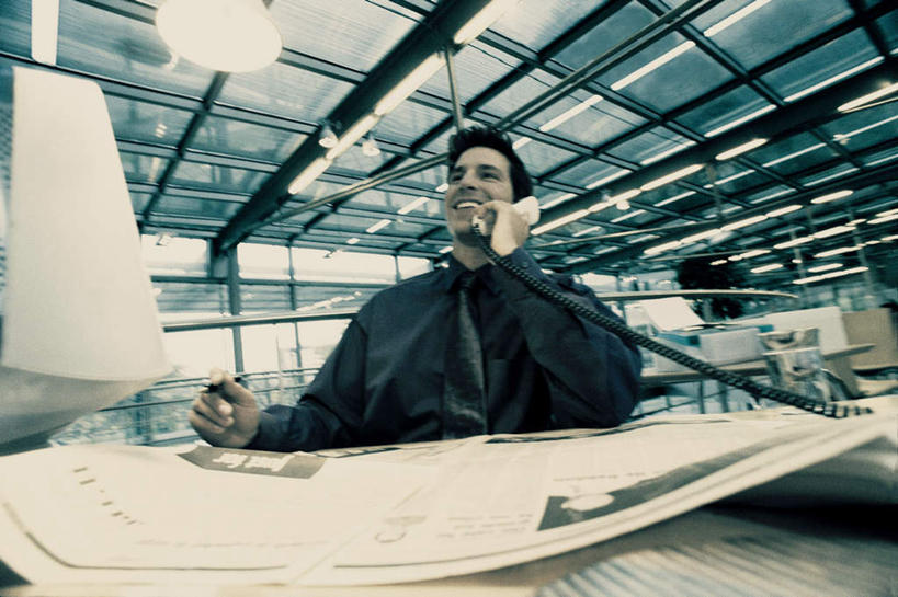 西方人,一个人,商务人士,商务男性,办公室,坐,笑,打电话,微笑,横图,室内,白天,仰视,衬衫,电脑,显示器,鼠标,键盘,家具,桌子,杯子,电话,椅子,欧洲,欧洲人,仅一个男性,仅一个人,仅一个中年男性,握,阴影,套装,朦胧,模糊,光线,网络,笔,材料,档案,文件,影子,办公桌,灯光,办公用品,拿,拿着,注视,输入设备,通讯设备,玻璃制品,文具,一个,话筒,会议椅,水杯,学习用品,资料,观察,看,电话线,台式电脑,握着,单个,观看,办公椅,文具用品,察看,关注,文档,通信设备,商务装,工薪阶层,输出设备,办公家具,商务椅,培训椅,交流,男人,男性,中年男性,白种人,白领,上班族,玻璃杯,电话机,沟通,通话,坐着,半身,彩图,低角度拍摄,衬衣