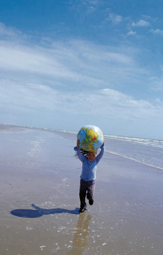 西方人,儿童,一个人,站,举,竖图,室外,白天,正面,纯洁,仪器,海浪,海洋,沙滩,地图,欧洲,欧洲人,仅一个女性,仅一个人,阴影,服装,光线,网格,地球仪,沙子,线条,影子,世界地图,地球,海岸,浪花,陆地,水平线,云,云朵,辽阔,海平线,沙地,全球,云彩,注视,休闲装,球,一个,小孩,衣服,蓝色,白云,蓝天,天空,阳光,海水,经纬线,模型,天,观察,看,托,站着,仅一个小孩,休闲,广阔,球体,休闲服,可爱,童年,童趣,地理,国家,服饰,晴朗,单个,观看,一望无际,大陆,察看,世界,关注,纬线,版图,经线,海景,童真,烂漫,无邪,经纬仪,地理学,无边无际,一马平川,天真,女孩,女人,女性,白种人,孩子,大海,风浪,海,海水的波动,海滩,近岸浪,涌浪,晴空,举起,举手,举着,向上举,向上伸,向上托,站立,彩图,全身,水天相接,水天一线,大洋,大洲,女生