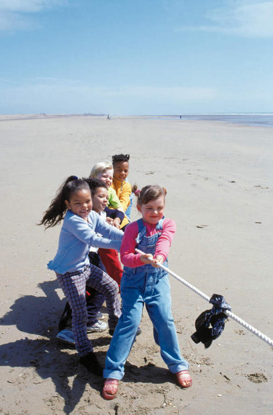 西方人,儿童,伙伴,朋友,站,拉,笑,微笑,露齿笑,竖图,室内,白天,正面,友谊,纯洁,沙滩,欧洲,欧洲人,五个人,握,阴影,服装,光线,沙子,影子,海岸,云,云朵,沙地,许多人,云彩,注视,休闲装,小孩,衣服,蓝色,白云,蓝天,天空,阳光,绳子,天,观察,看,站着,一群人,休闲,休闲服,可爱,童年,童趣,握着,服饰,晴朗,观看,绳索,察看,关注,童真,烂漫,无邪,天真,友情,男孩,男人,男性,女孩,女人,女性,白种人,海滩,晴空,站立,彩图,全身,男生,女生