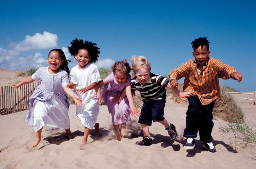 西方人,儿童,伙伴,朋友,栏杆,跑,笑,微笑,露齿笑,横图,室外,白天,正面,友谊,纯洁,沙滩,欧洲,欧洲人,五个人,阴影,服装,光线,沙子,影子,栅栏,海岸,篱笆,云,云朵,围栏,沙地,许多人,云彩,注视,休闲装,护栏,小孩,衣服,蓝色,白云,蓝天,天空,阳光,天,观察,看,一群人,休闲,休闲服,可爱,童年,童趣,服饰,晴朗,观看,察看,关注,童真,烂漫,无邪,天真,友情,男孩,男人,男性,女孩,女人,女性,白种人,海滩,晴空,跑步,彩图,全身,男生,女生