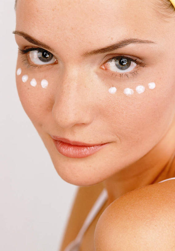 西方人,脸,头,脸颊,一个人,笑,微笑,露齿笑,竖图,室内,特写,白天,白色背景,侧面,化妆,美容,欧洲,欧洲人,仅一个女性,仅一个人,护肤,睡衣,注视,肩膀,观察,看,仅一个中年女性,保养,享受,休闲,放松,保健,摄影,影棚,观看,察看,关注,养颜,寝衣,女人,女性,中年女性,白种人,头部,脸部,脸蛋,面部,半身,彩图,影棚拍摄,拍摄