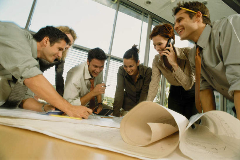 西方人,伙伴,朋友,商务人士,商务男性,商务女性,办公室,站,笑,说,打电话,微笑,露齿笑,横图,室内,白天,正面,衬衫,西装,讨论,友谊,合作,团队,计算器,窗户,家具,落地窗,桌子,电话,手机,欧洲,欧洲人,撑,弯腰,握,阴影,套装,正装,光线,计算,科学,笔,材料,档案,文件,影子,纸,办公桌,办公用品,领带,许多人,拿,听,拿着,注视,职业装,通讯设备,玻璃窗,文具,手稿,学习用品,资料,观察,看,站着,一群人,战略,握着,理财,财务,观看,文具用品,证明,察看,撑着,关注,数学,文档,商务装,工薪阶层,办公家具,弯身,联合,合谋,交流,配合,协作,男人,男性,年轻男性,年轻女性,女人,女性,白种人,白领,上班族,沟通,讲话,交谈,商讨,说话,谈话,通话,站立,半身,彩图,衬衣