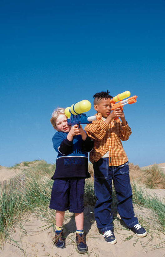 西方人,儿童,两个人,伙伴,朋友,站,举,笑,微笑,竖图,室外,白天,正面,游戏,友谊,纯洁,草地,沙滩,植物,玩具,欧洲,非洲,黑人,欧洲人,握,阴影,服装,光线,沙子,影子,海岸,沙地,拿,玩,拿着,注视,休闲装,娱乐,草,小孩,衣服,蓝色,绿色,蓝天,天空,阳光,天,观察,看,托,站着,休闲,休闲服,可爱,童年,童趣,益智,握着,服饰,晴朗,观看,活动,水枪,察看,发泄,关注,消遣,智力,童真,烂漫,无邪,万里无云,宣泄,天真,友情,男孩,男人,男性,白种人,非洲人,海滩,晴空,晴空万里,举起,举手,举着,玩耍,嬉戏,向上举,向上伸,向上托,站立,半身,彩图,男生