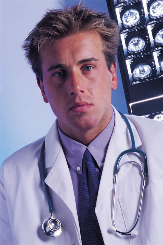 西方人,脸,头,脸颊,一个人,医生,站,竖图,x光片,室内,特写,白天,正面,工作服,制服,欧洲,欧洲人,仅一个男性,仅一个人,阴影,蓝色背景,辐射,光线,科学,医学,影子,注视,肩膀,仅一个年轻男性,听诊器,观察,看,站着,医护人员,医疗人员,摄影,影棚,观看,察看,医疗,医疗设备,科学技术,x射线,关注,医疗器械,x光,医疗工具,工作制服,检测工具,男人,男性,年轻男性,白种人,头部,脸部,脸蛋,面部,大夫,站立,半身,彩图,影棚拍摄,工作套服,拍摄,电磁波,电磁辐射