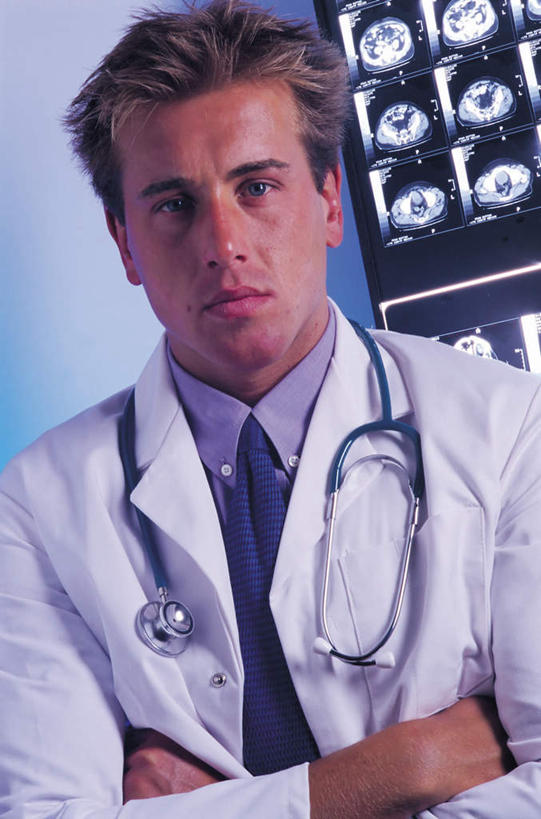 西方人,脸,头,脸颊,一个人,医生,站,双手交叉,竖图,x光片,室内,特写,白天,正面,工作服,制服,欧洲,欧洲人,仅一个男性,仅一个人,阴影,蓝色背景,辐射,光线,科学,医学,影子,注视,肩膀,仅一个年轻男性,听诊器,观察,看,站着,医护人员,医疗人员,摄影,影棚,观看,察看,医疗,医疗设备,科学技术,x射线,双手抱胸,关注,医疗器械,x光,医疗工具,工作制服,检测工具,男人,男性,年轻男性,白种人,头部,脸部,脸蛋,面部,大夫,站立,半身,彩图,影棚拍摄,工作套服,拍摄,电磁波,电磁辐射