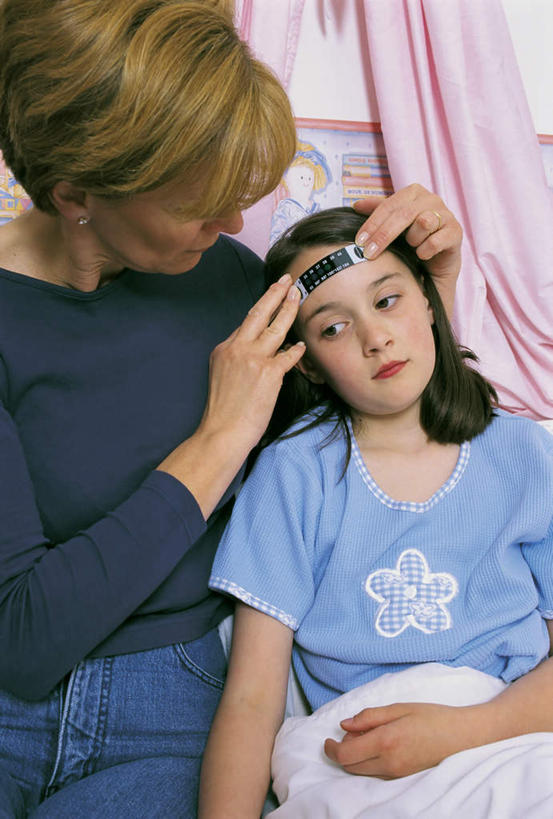 西方人,儿童,两个人,家庭,母亲,女儿,坐,躺,竖图,室内,白天,正面,纯洁,安全,床,生活用品,纺织品,欧洲,欧洲人,握,阴影,服装,装饰,光线,医学,测量,毛毯,器材,毯子,温度计,影子,双人床,床单,拿,拿着,注视,休闲装,被子,显示屏,纺织,小孩,衣服,体温计,垫子,观察,看,休闲,温暖,温馨,母女,一家人,休闲服,可爱,母爱,童年,童趣,握着,服饰,观看,担忧,华丽,修饰,快速,温度,点缀,和睦,察看,感冒,医疗,卫生,准确,被单,体温,忧虑,关注,精度,忧郁,精准,发烧,电子温度计,电子体温计,童真,烂漫,无邪,流感,物理,感温头,温度传感器,读数,快捷,医用温度计,量温棒,热电偶,衬托,美观,雅致,雅观,卧着,担心,天真,年轻女性,女孩,女人,女性,白种人,孩子,年轻人,躺着,卧,坐着,半身,彩图,融洽,女生