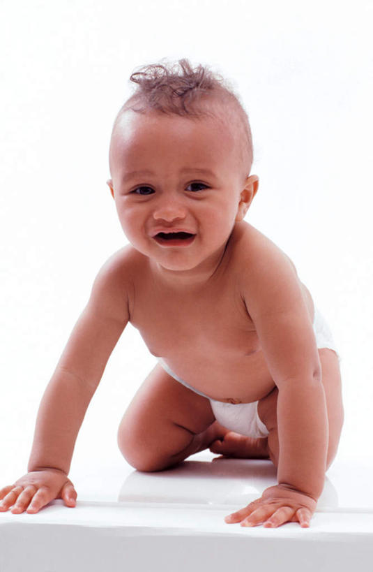 西方人,婴儿,儿童,一个人,笑,微笑,露齿笑,竖图,室内,白天,白色背景,正面,纯洁,欧洲,非洲,黑人,欧洲人,仅一个人,撑,阴影,光线,影子,注视,尿布,纸尿裤,尿不湿,小孩,观察,看,爬,可爱,摄影,活泼,影棚,观看,察看,撑着,纸尿布,关注,宝宝,纯真,烂漫,无邪,纸尿片,伶俐,天真,非洲人,孩子,彩图,全身,影棚拍摄,拍摄