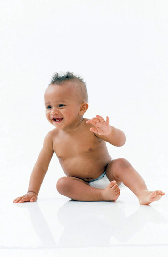 西方人,婴儿,儿童,一个人,坐,笑,微笑,露齿笑,竖图,室内,白天,白色背景,正面,纯洁,欧洲,非洲,黑人,欧洲人,仅一个人,撑,阴影,光线,影子,注视,尿布,纸尿裤,尿不湿,小孩,观察,看,可爱,摄影,活泼,影棚,观看,察看,撑着,纸尿布,关注,宝宝,纯真,烂漫,无邪,纸尿片,伶俐,天真,非洲人,孩子,坐着,彩图,全身,影棚拍摄,拍摄