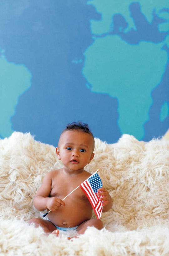 西方人,婴儿,儿童,一个人,坐,笑,盘腿,微笑,露齿笑,竖图,室内,白天,正面,纯洁,道路,地图,旗帜,国旗,欧洲,非洲,美国,黑人,欧洲人,仅一个人,握,阴影,光线,信息,旗杆,沙子,影子,墙,交通,拿,拿着,注视,方向,裸露,尿布,纸尿裤,尿不湿,墙壁,墙面,小孩,蓝色,观察,看,可爱,握着,活泼,观看,引导,指引,察看,纸尿布,关注,宝宝,裸,纯真,烂漫,无邪,纸尿片,伶俐,天真,非洲人,孩子,旗,盘腿而坐,盘膝,盘着腿的,盘着腿坐,双腿交叉,坐着,彩图,全身,导航