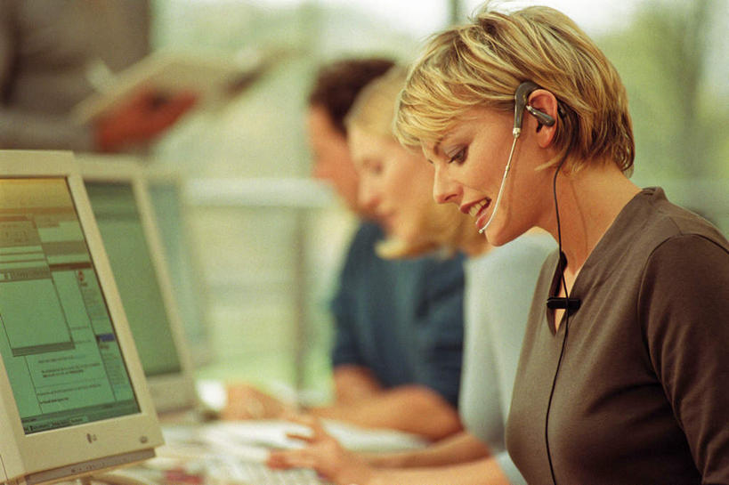 西方人,三个人,伙伴,朋友,商务人士,商务男性,商务女性,办公室,坐,笑,微笑,露齿笑,横图,室内,白天,正面,衬衫,通讯,友谊,合作,团队,客服,电脑,显示器,鼠标,键盘,家具,桌子,欧洲,欧洲人,阴影,套装,服装,朦胧,模糊,时间,光线,网络,信息,材料,档案,时钟,手表,文件,影子,纸,办公桌,话务员,计时,注视,休闲装,输入设备,通讯设备,衣服,耳机,耳麦,话筒,手稿,资料,钟表,观察,看,托,休闲,休闲服,表,台式电脑,战略,服务,通信,服饰,观看,协调,腕表,证明,察看,麦克风,关注,文档,销售,通信设备,商务装,工薪阶层,输出设备,客服人员,电话销售,办公家具,联合,合谋,接待员,配合,协作,男人,男性,年轻男性,年轻女性,女人,女性,白种人,白领,接线员,上班族,钟,坐着,半身,彩图,衬衣