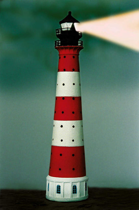 无人,竖图,室外,白天,正面,道路,一座,阴影,光线,信息,影子,墙,灯塔,交通,方向,墙壁,墙面,红色,白色,引导,指引,航标,彩图,导航