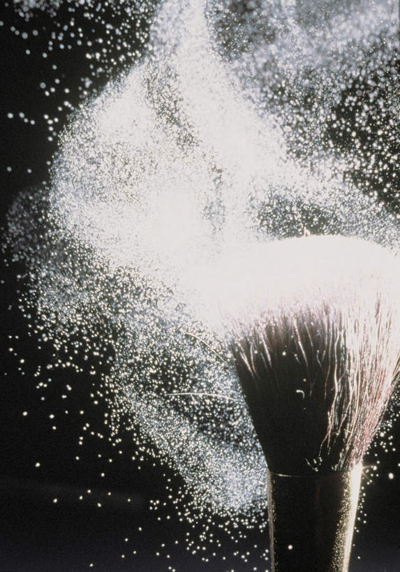 无人,竖图,室内,特写,白天,正面,静物,许多,黑色背景,朦胧,模糊,粉末,颗粒,烟雾,一个,化妆刷,刷子,粉,摄影,影棚,单个,腮红刷,灰尘,美容工具,彩妆刷,化妆工具,粉状,彩图,影棚拍摄,拍摄