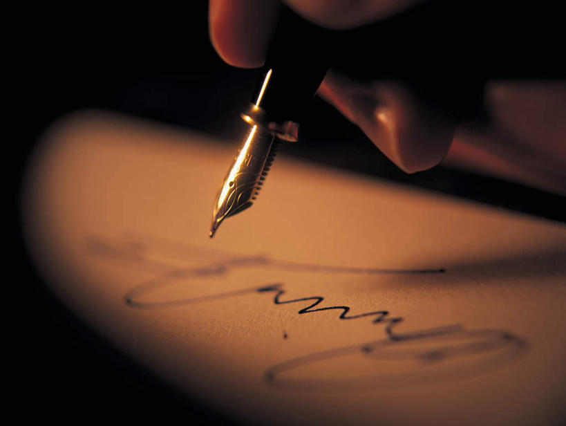 西方人,手,一个人,横图,俯视,室内,特写,白天,桌面,桌子,欧洲,欧洲人,仅一个男性,仅一个人,一排,握,写,阴影,朦胧,模糊,整齐,光线,木制,英文,笔,标志,材料,档案,文件,文字,影子,纸,字符,字母,办公用品,钢笔,拿,拿着,标识,文具,排列,仅一个年轻男性,木制品,手稿,学习用品,资料,手部,握着,签名,英文字母,单手,文具用品,证明,队列,文档,署名,男人,男性,年轻男性,白种人,半身,彩图,高角度拍摄