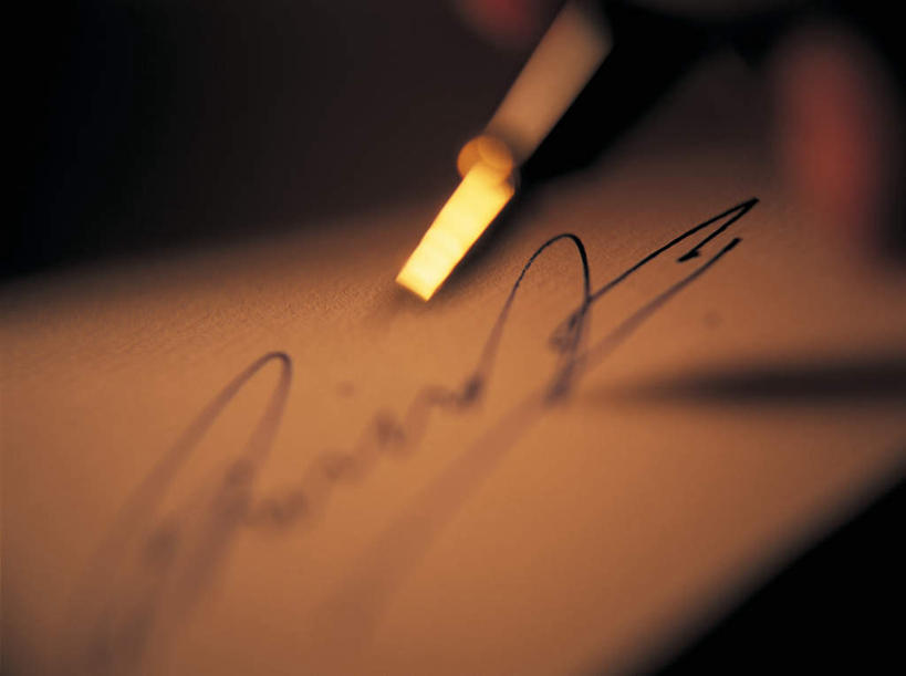 西方人,手,一个人,横图,俯视,室内,特写,白天,桌面,桌子,欧洲,欧洲人,仅一个男性,仅一个人,一排,握,写,阴影,朦胧,模糊,整齐,光线,木制,英文,笔,标志,材料,档案,文件,文字,影子,纸,字符,字母,办公用品,钢笔,拿,拿着,标识,文具,排列,仅一个年轻男性,木制品,手稿,学习用品,资料,手部,握着,签名,英文字母,单手,文具用品,证明,队列,文档,署名,男人,男性,年轻男性,白种人,半身,彩图,高角度拍摄