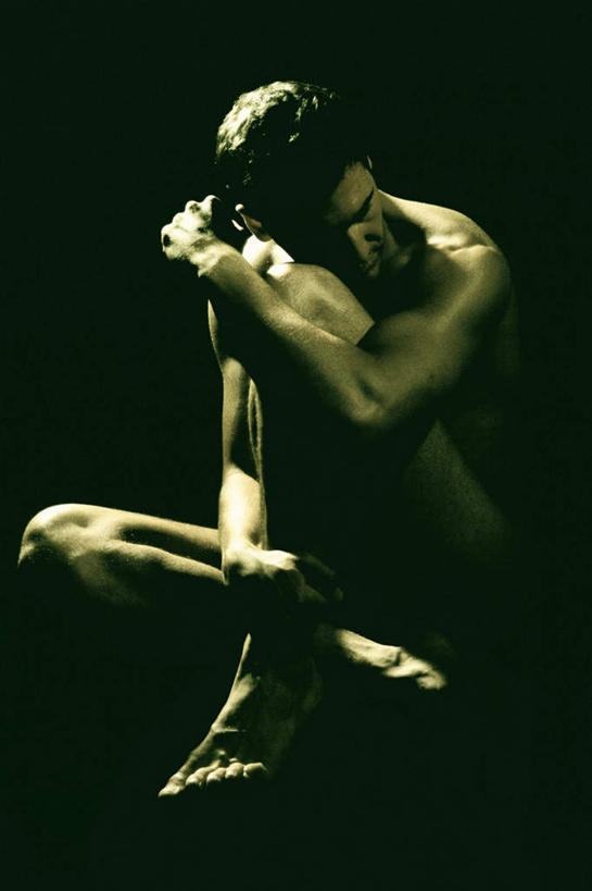 西方人,肌肉,健壮,一个人,坐,抱,盘腿,竖图,室内,白天,正面,欧洲,欧洲人,仅一个男性,仅一个人,阴影,黑色背景,光线,影子,注视,裸露,仅一个年轻男性,低头,观察,看,健康,活力,力量,帅哥,摄影,影棚,赤裸,抱着,观看,飘逸,青春,美男,察看,搂着,强壮,关注,裸,萧洒,潇洒,花美男,美男子,型男,男人,男性,年轻男性,白种人,搂,搂抱,盘腿而坐,盘膝,盘着腿的,盘着腿坐,双腿交叉,坐着,半身,彩图,影棚拍摄,拍摄