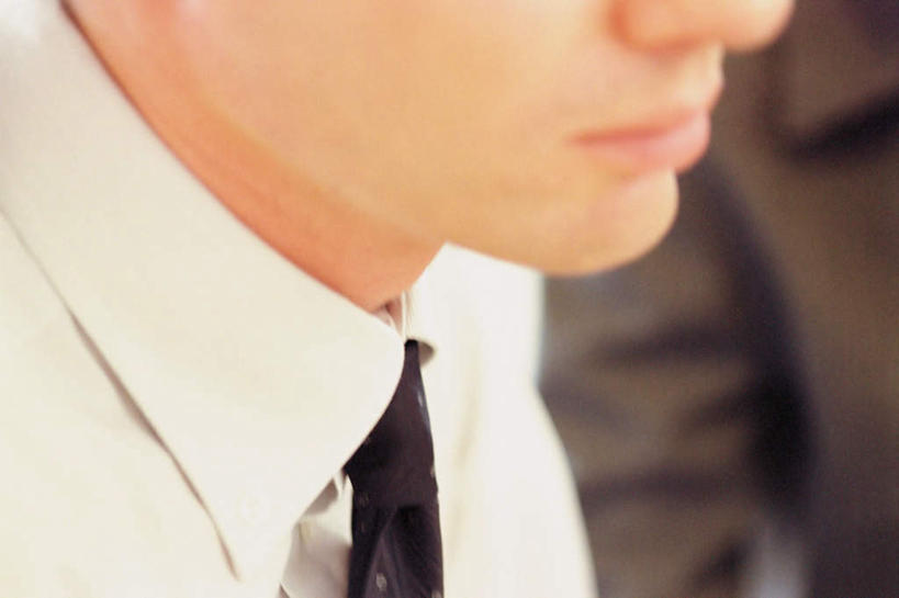 西方人,脸,头,脸颊,一个人,商务人士,商务男性,横图,室内,特写,白天,侧面,衬衫,欧洲,欧洲人,仅一个男性,仅一个人,阴影,套装,朦胧,模糊,光线,影子,肩膀,仅一个年轻男性,焦急,着急,焦虑,商务装,工薪阶层,焦心,焦炙,男人,男性,年轻男性,白种人,头部,脸部,脸蛋,面部,白领,上班族,半身,彩图,衬衣