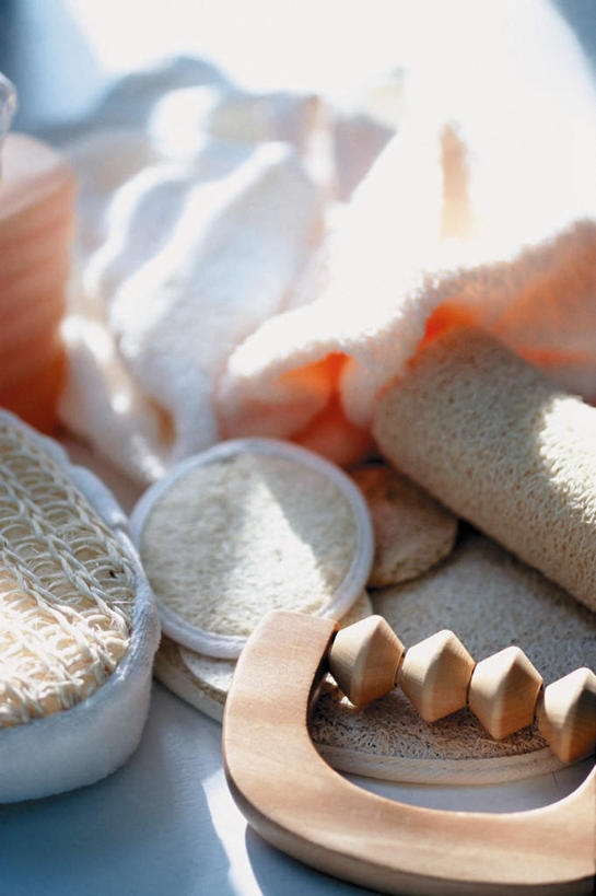 无人,竖图,室内,特写,白天,正面,化妆,美容,静物,一堆,护肤,阴影,堆叠,堆积,朦胧,模糊,光线,纺织物,海绵,影子,毛巾,清洁,保养,享受,休闲,放松,保健,堆,保暖,透气,养颜,防水,洗脸海绵,洗脸扑,洗脸绵,储水,耐磨,吸水,彩图