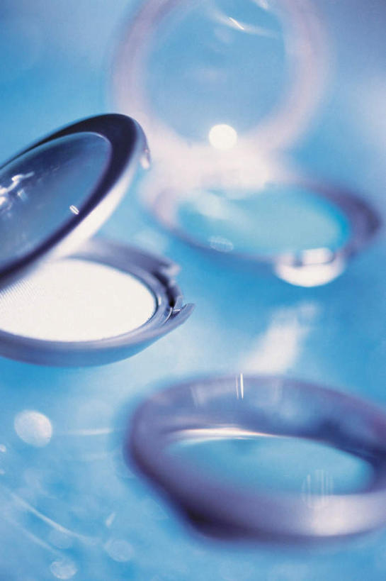 无人,竖图,室内,特写,白天,正面,化妆,美容,镜子,静物,阴影,朦胧,模糊,反射,光线,瓷砖,地砖,影子,地面,化妆镜,化妆刷,刷子,镜像,美容工具,镜面,彩妆刷,化妆工具,蜜粉刷,光学,彩图