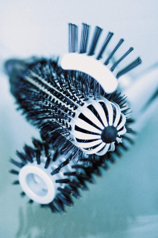 无人,竖图,室内,特写,白天,正面,静物,阴影,朦胧,模糊,光线,影子,塑料,梳子,三个,白色,黑色,塑料制品,日用品,美发用品,彩图