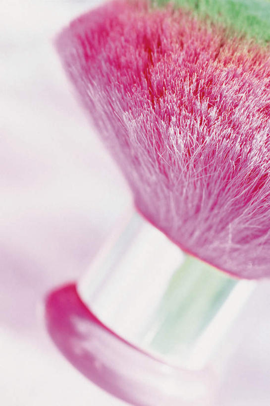 无人,竖图,室内,特写,白天,白色背景,正面,静物,阴影,朦胧,模糊,光线,影子,一个,红色,绿色,化妆刷,刷子,摄影,影棚,单个,美容工具,彩妆刷,化妆工具,蜜粉刷,彩图,影棚拍摄,拍摄