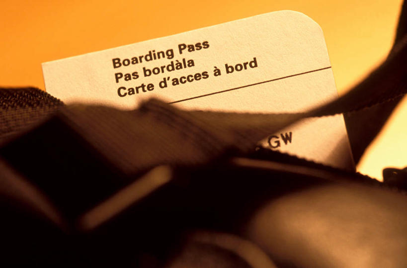 无人,横图,室内,特写,白天,正面,静物,一排,许多,阴影,黄色背景,朦胧,模糊,整齐,光线,英文,包,标志,书包,文字,影子,字符,字母,标识,排列,一个,背包,摄影,影棚,单个,英文字母,队列,彩图,影棚拍摄,拍摄,双肩包,机票