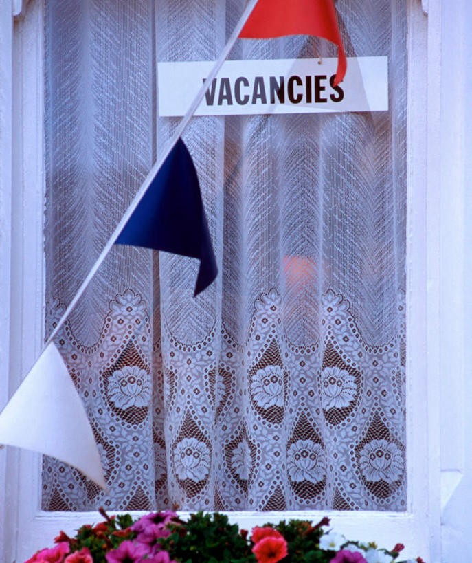 无人,竖图,室外,特写,白天,正面,窗户,窗帘,旗帜,叶子,一排,吊挂,悬挂,阴影,整齐,装饰,盛开,光线,影子,绿叶,挂,花蕾,旗子,玻璃窗,花,花瓣,花朵,鲜花,排列,红色,蓝色,白色,阳光,帘子,车窗,花苞,花蕊,嫩叶,遮阳,华丽,修饰,点缀,队列,衬托,美观,雅致,雅观,旌旗,旗号,三面,叶,叶片,彩图