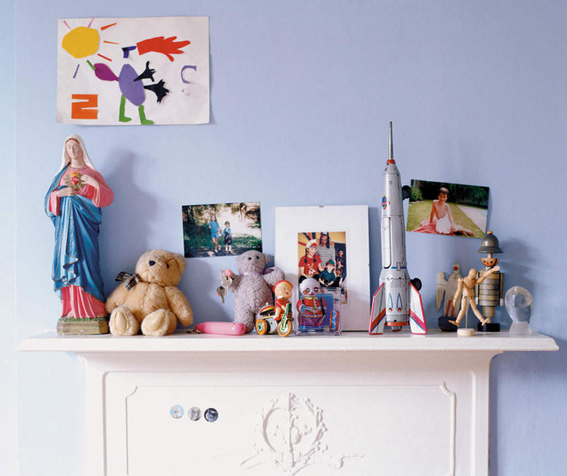 无人,横图,照片,室内,白天,正面,游戏,桌子,熊,玩具,阴影,光线,玩偶,影子,墙,泰迪熊,玩,娱乐,书桌,墙壁,墙面,蓝色,课桌,玩具熊,休闲,益智,摄影,毛绒玩具,安慰,发泄,消遣,挂画,宣泄,罗斯福熊,相片,玩耍,嬉戏,彩图,拍摄,照相