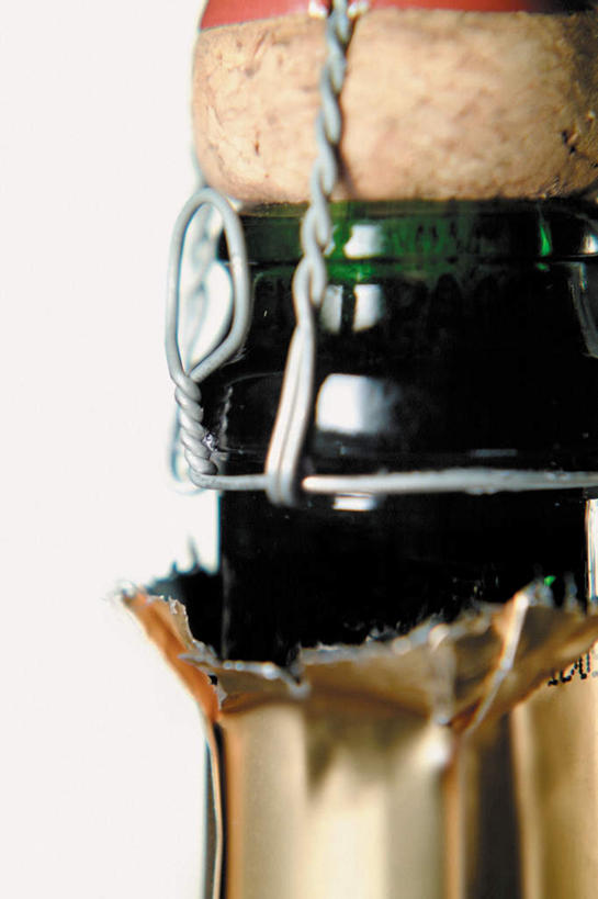 无人,竖图,室内,特写,白天,白色背景,正面,静物,阴影,光线,影子,红酒瓶,玻璃制品,酒瓶,一个,玻璃瓶,瓶子,瓶塞,摄影,影棚,单个,保存,密封,彩图,影棚拍摄,拍摄