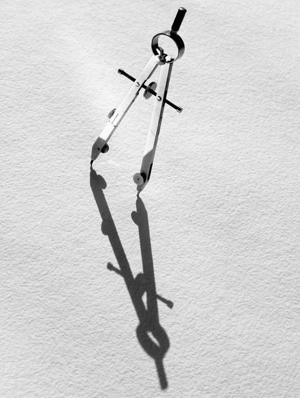 无人,竖图,俯视,黑白,室内,特写,白天,白色背景,静物,阴影,光线,测量,工具,影子,刻度,地面,一个,尺,圆规,角度,摄影,影棚,单个,测量工具,尺子,衡量,绘图,比例,测绘,量具,量仪,标度,画图工具,高角度拍摄,影棚拍摄,拍摄