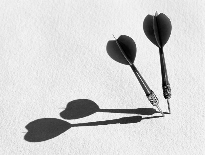 无人,横图,俯视,黑白,室内,特写,白天,白色背景,成功,胜利,静物,阴影,光线,影子,飞镖,地面,两个,摄影,影棚,靶心,瞄准,镖针,飞镖运动,高角度拍摄,影棚拍摄,拍摄