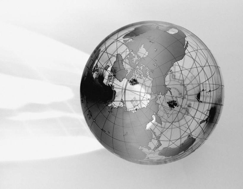 无人,横图,俯视,黑白,室内,特写,白天,白色背景,仪器,海洋,静物,地图,阴影,透明,光线,网格,地球仪,线条,影子,世界地图,地球,陆地,地面,全球,球,经纬线,模型,球体,摄影,地理,国家,影棚,大陆,世界,大洋洲,纬线,版图,经线,经纬仪,地理学,通明,高角度拍摄,影棚拍摄,拍摄,大洋,大洲