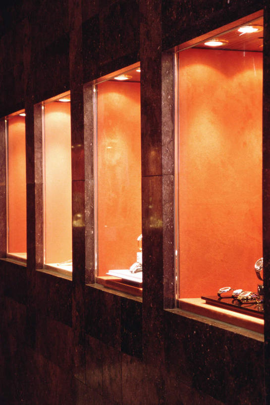 无人,竖图,室外,夜晚,正面,窗户,落地窗,橱窗,静物,照明,阴影,时间,光线,时钟,影子,灯光,计时,顶灯,玻璃窗,灯,灯具,钟表,表,照亮,照明设备,玻璃橱窗,钟,彩图