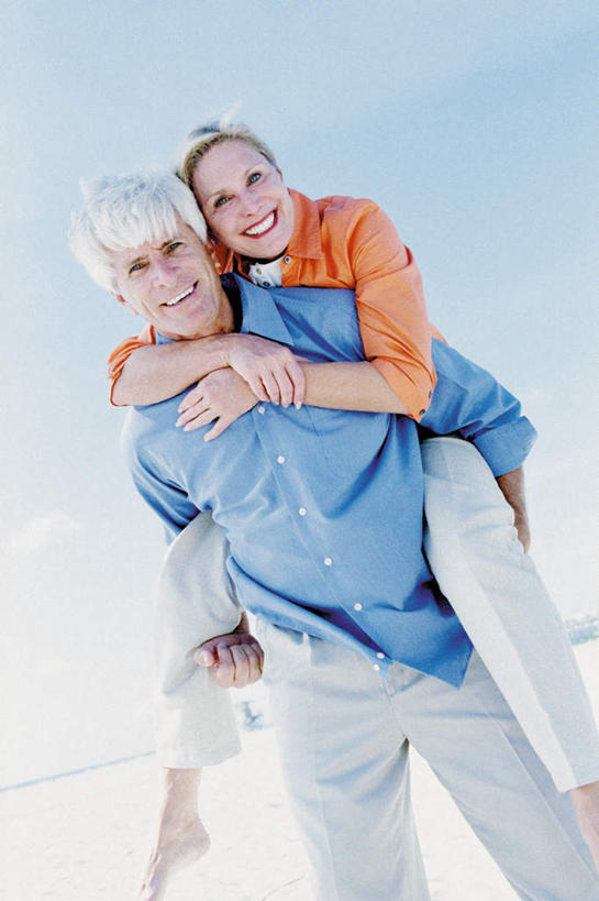 西方人,腿部,脚,脚趾,脚趾甲,背,腿,两个人,夫妻,站,抱,笑,微笑,露齿笑,竖图,室外,白天,仰视,爱情,欧洲,欧洲人,阴影,服装,光线,影子,浪漫,注视,休闲装,光脚,骑,衣服,蓝色,蓝天,天空,天,背着,观察,看,扛,站着,休闲,赤脚,休闲服,恩爱,恋人,服饰,晴朗,抱着,观看,察看,搂着,关注,万里无云,背负,扛在肩上,骑在肩上,男人,男性,女人,女性,中年男性,中年女性,白种人,脚指甲,夫妇,情侣,晴空,晴空万里,搂,搂抱,站立,半身,彩图,低角度拍摄,伴侣