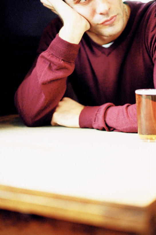 西方人,脸,头,脸颊,一个人,坐,竖图,室内,特写,白天,正面,餐桌,桌子,杯子,欧洲,欧洲人,仅一个男性,仅一个人,撑,阴影,服装,朦胧,模糊,光线,影子,托腮,注视,休闲装,肩膀,玻璃制品,仅一个年轻男性,一个,衣服,水杯,观察,托,休闲,休闲服,服饰,单个,餐台,观看,察看,关注,消极,托下巴,悲观,男人,男性,年轻男性,白种人,头部,脸部,脸蛋,面部,玻璃杯,坐着,半身,彩图