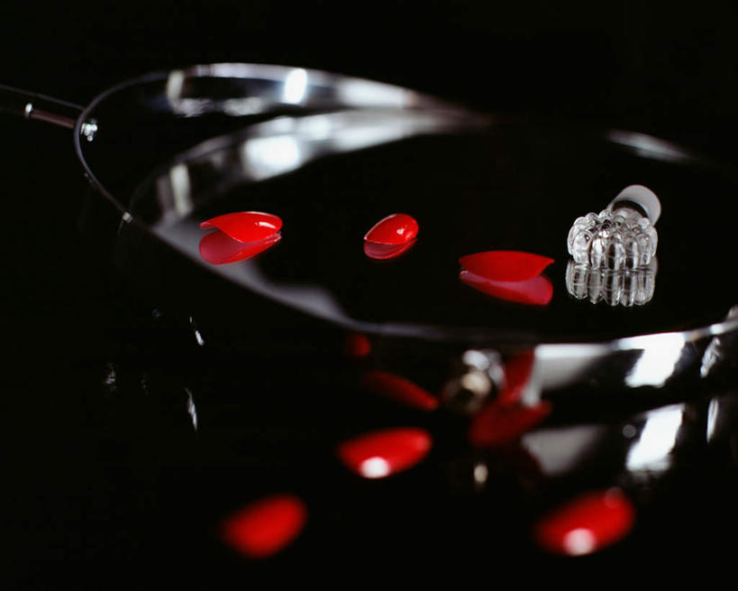 指甲,无人,横图,室内,特写,白天,正面,化妆,美容,镜子,桌子,玻璃,阴影,朦胧,模糊,装饰,反射,光线,影子,指甲油,茶几,玻璃制品,化妆镜,华丽,修饰,点缀,镜像,镜面,假指甲,光学,衬托,美观,雅致,雅观,白种人,手指甲,彩图