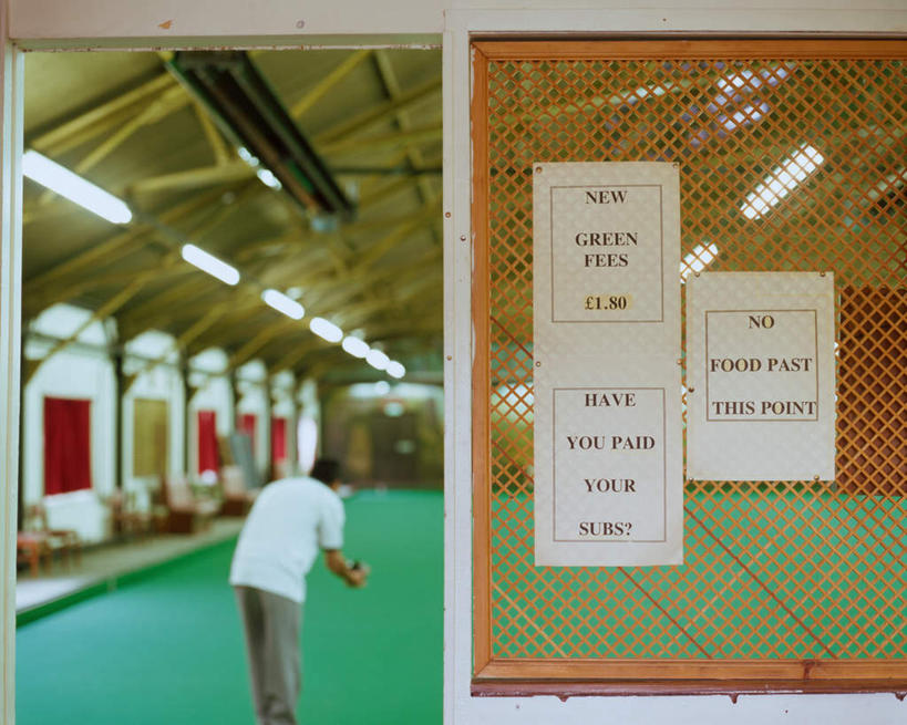 西方人,一个人,栏杆,投,横图,室内,白天,锻炼,运动,照明,欧洲,欧洲人,仅一个男性,仅一个人,仅一个中年男性,弯腰,握,阴影,服装,朦胧,模糊,光线,标志,材料,档案,文件,文字,影子,栅栏,纸,字符,字母,篱笆,围栏,灯光,保龄球馆,保龄球瓶,速度,拿,拿着,注视,休闲装,娱乐,标识,运动器械,护栏,球道,顶灯,灯,排列,背面,衣服,手稿,资料,灯具,观察,看,休闲,休闲服,健身器械,力量,平衡,握着,服饰,观看,技巧,协调,证明,照亮,察看,照明设备,关注,文档,健身器材,灵敏,球馆,柔韧,趣味,弯身,耐力,抗争,球瓶,保龄球道,摆列,体育,男人,男性,中年男性,白种人,抛,扔,撒,掷,半身,彩图,健身,布列,分列,运动器材