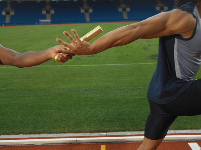 西方人,两个人,伙伴,朋友,运动员,体育馆,运动场,跑,横图,室外,白天,侧面,运动服,锻炼,友谊,运动,草地,草坪,植物,金属制品,欧洲,非洲,黑人,欧洲人,握,阴影,服装,光线,金属,棒子,接力棒,影子,拿,拿着,注视,体育场,草,衣服,绿色,观察,看,握着,服饰,田径场,观看,察看,衣着,穿着,关注,运动馆,衣饰,体育,友情,男人,男性,年轻男性,非洲人,体育运动员,运动选手,跑步,半身,彩图,健身,运动装