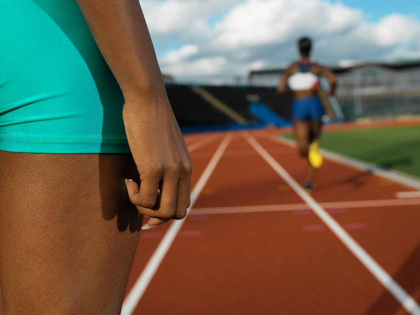 西方人,两个人,伙伴,朋友,运动员,体育馆,运动场,终点,站,跑,横图,室外,白天,运动服,锻炼,友谊,运动,草地,草坪,植物,欧洲,非洲,黑人,欧洲人,阴影,服装,光线,影子,云,云朵,云彩,注视,体育场,草,背面,衣服,蓝色,绿色,白云,蓝天,天空,天,观察,看,站着,服饰,田径场,晴朗,观看,察看,衣着,穿着,关注,运动馆,衣饰,体育,友情,年轻女性,女人,女性,非洲人,晴空,体育运动员,运动选手,跑步,站立,半身,彩图,健身,尽头,目的地,止境,运动装