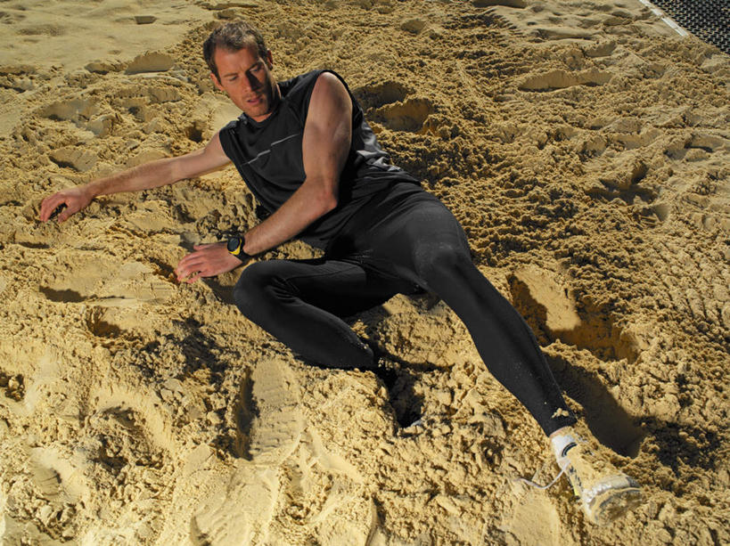 西方人,一个人,运动员,体育馆,运动场,躺,横图,俯视,室外,白天,运动服,欧洲,非洲,黑人,欧洲人,仅一个男性,仅一个人,阴影,服装,光线,影子,沙地,注视,体育场,仅一个年轻男性,衣服,观察,看,服饰,田径场,观看,摔倒,察看,衣着,穿着,关注,跌倒,运动馆,衣饰,卧着,男人,男性,年轻男性,非洲人,体育运动员,运动选手,躺着,卧,彩图,高角度拍摄,全身,运动装