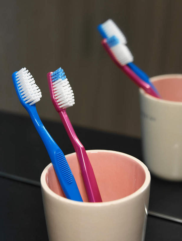 无人,竖图,室内,特写,白天,正面,化妆,美容,镜子,卫生间,浴室,静物,杯子,阴影,反射,光线,牙刷,影子,塑料,两把,化妆镜,塑料制品,日用品,清洁,洗漱用品,塑料杯,镜像,卫生,镜面,光学,淋浴房,彩图,冲凉房,沐浴间,沐浴室