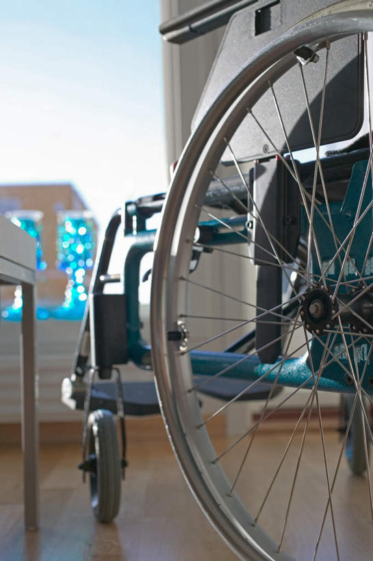 无人,竖图,室内,特写,白天,正面,地板,静物,一辆,朦胧,模糊,工具,墙,地面,木地板,墙壁,墙面,轮椅,复健,康复,器械,医疗设备,医疗器械,医疗工具,辅助设备,彩图