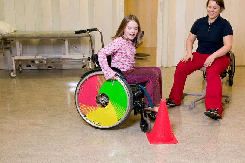 西方人,儿童,两个人,病人,坐,推,横图,室内,白天,正面,纯洁,椅子,欧洲,欧洲人,一辆,握,服装,瓷砖,地砖,工具,墙,地面,注视,休闲装,墙壁,墙面,两个,小孩,衣服,红色,轮椅,复健,观察,看,教练,休闲,康复,休闲服,器械,可爱,童年,童趣,握着,服饰,观看,察看,医疗设备,关注,医疗器械,残疾,残疾人,医疗工具,障碍,童真,伤残,烂漫,无邪,辅助设备,残障,弱势群体,天真,女孩,女人,女性,中年女性,白种人,患者,就医者,坐着,彩图,全身,女生