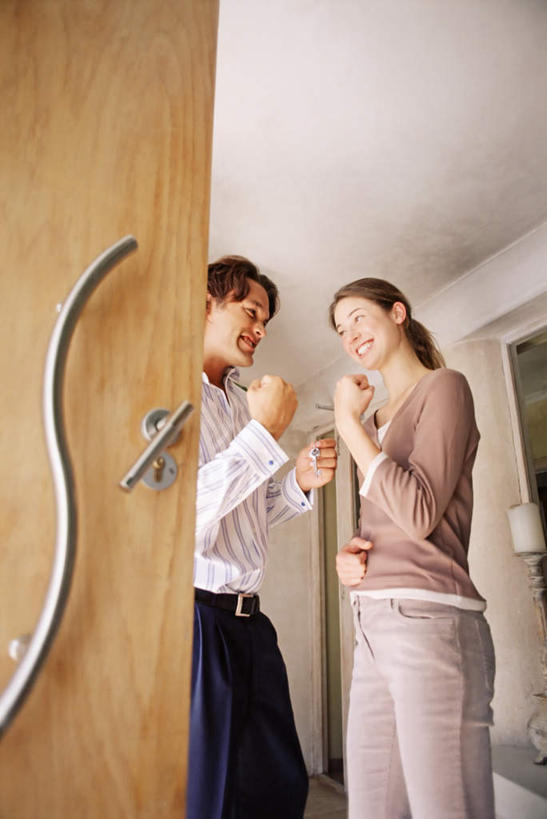 西方人,两个人,站,竖图,室内,白天,仰视,爱情,门,天花板,欧洲,欧洲人,服装,墙,浪漫,注视,休闲装,墙壁,墙面,衣服,把手,门把手,门框,观察,看,站着,休闲,温暖,温馨,休闲服,恩爱,恋人,服饰,观看,门把,和睦,察看,关注,争执,争辩,男人,男性,年轻男性,年轻女性,女人,女性,白种人,情侣,拉手,站立,争论,半身,彩图,低角度拍摄,伴侣,融洽